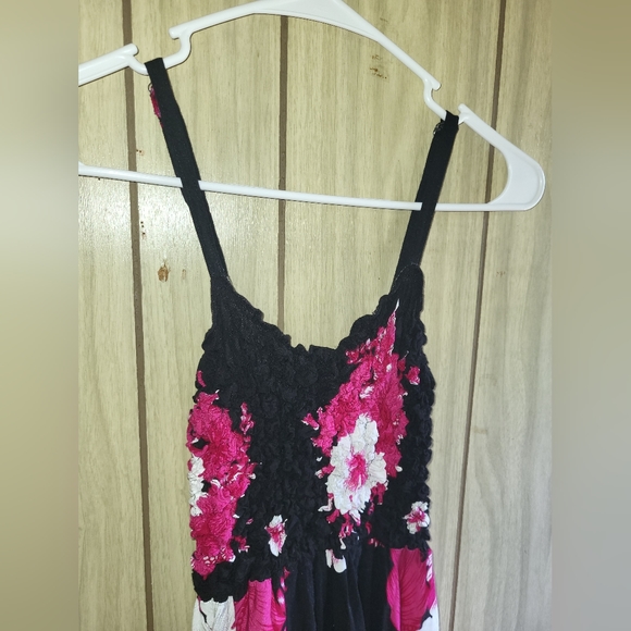 Beautiful boutique Sun/Flowy Floral Dress - Picture 6 of 8